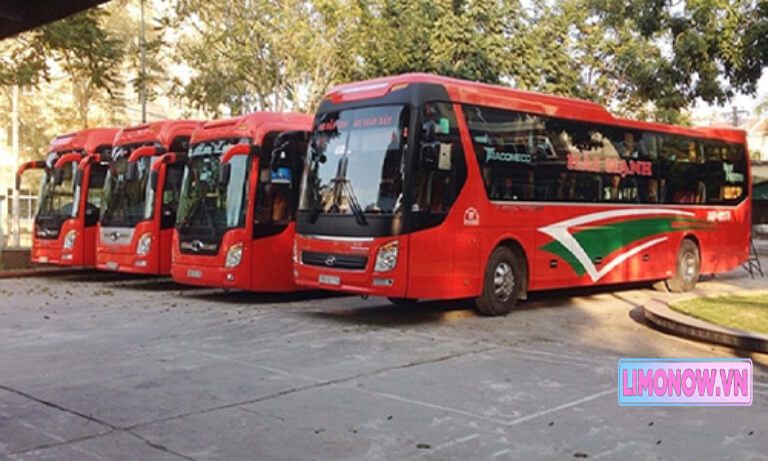 Hai xe khách Đại Phát màu đỏ và trắng đỗ dưới cầu vượt, sẵn sàng phục vụ tuyến Hà Nội - Quảng Ninh - Móng Cái.