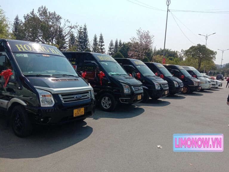 Bốn xe Limousine Ford Transit màu đen đậu trước tòa nhà cao tầng ở Hà Nội, sẵn sàng cho dịch vụ vận chuyển cao cấp