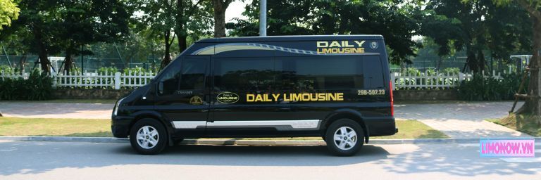 Xe Limousine Daily màu đen đậu bên đường, sẵn sàng phục vụ tuyến Hà Nội Sapa, trong khung cảnh xanh mát