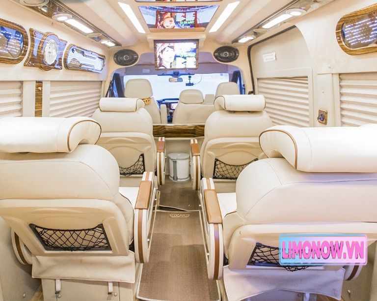 Xe khách limousine Ford Transit Minh Xuân màu xanh đậu tại Cao Bằng