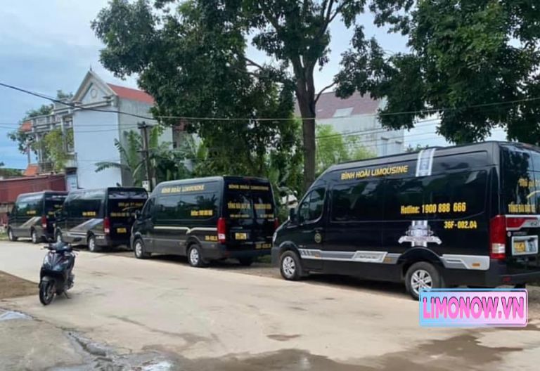 Xe Limousine Dcar đen sang trọng đậu trước tòa nhà hiện đại