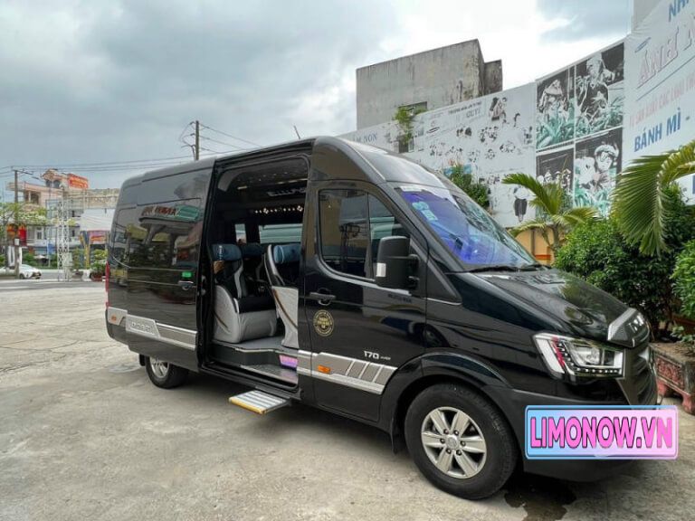 Đội xe khách Hải Phòng Travel màu đỏ