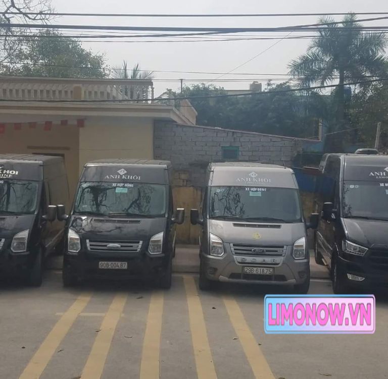Dàn xe Ford Transit Limousine màu trắng ở Việt Nam
