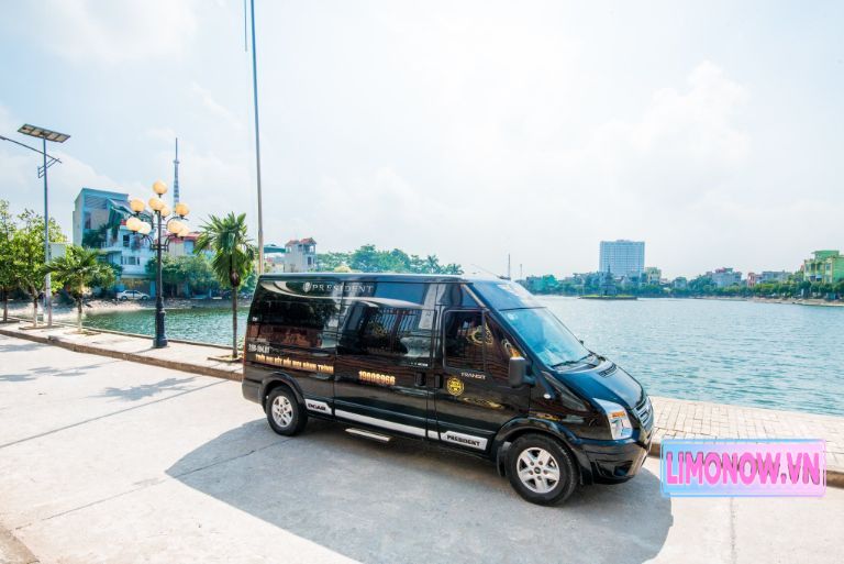 Hàng loạt xe khách Ford Transit đậu trước Cửa khẩu Quốc tế Móng Cái