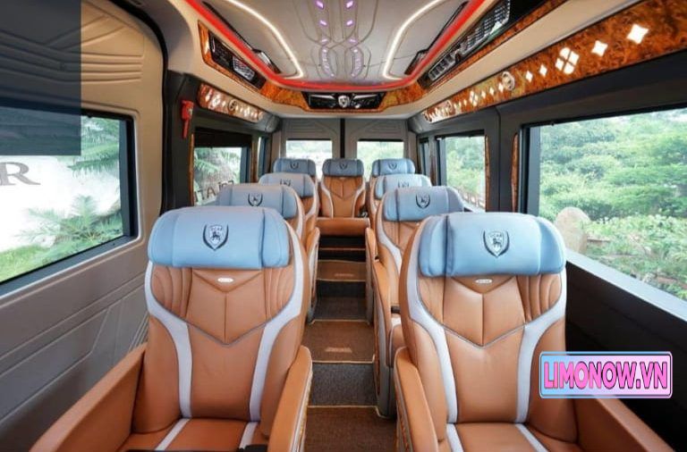 Xe limousine President đen sang trọng đỗ bên hồ, có số điện thoại đặt vé dịch vụ vận chuyển.