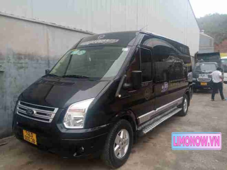 Xe limousine đen sang trọng mở cửa, lộ ghế nội thất cao cấp, sẵn sàng phục vụ tuyến đi Huế. Có logo VEDIENTU.COM.VN và LIMONOW.VN.