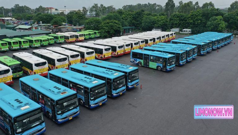 Ba người đàn ông bên xe khách Hoang Long màu trắng, sẵn sàng cho hành trình.