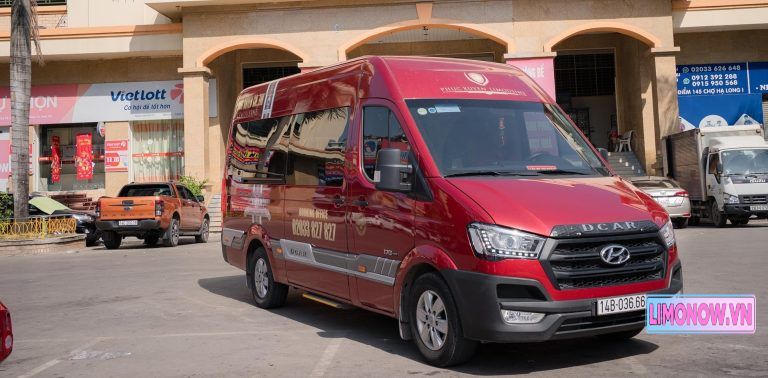 Xe limousine Ford Transit của Xuân Tùng màu đen trên đường, chuẩn bị cho chuyến đi Đà Nẵng